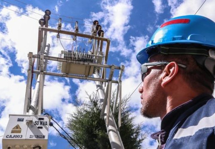 47 mil ciudadanos de zonas alejadas de ocho regiones acceden al servicio eléctrico