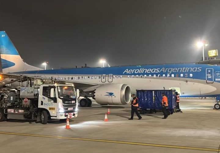 Avión de Aerolíneas Argentinas es abastecido con combustible de Repsol para el primer vuelo en el nuevo aeropuerto Jorge Chávez_2025