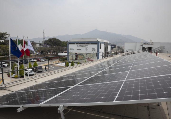 Colegio reducirá su facturación energética en 30% con instalación de 144 paneles solares