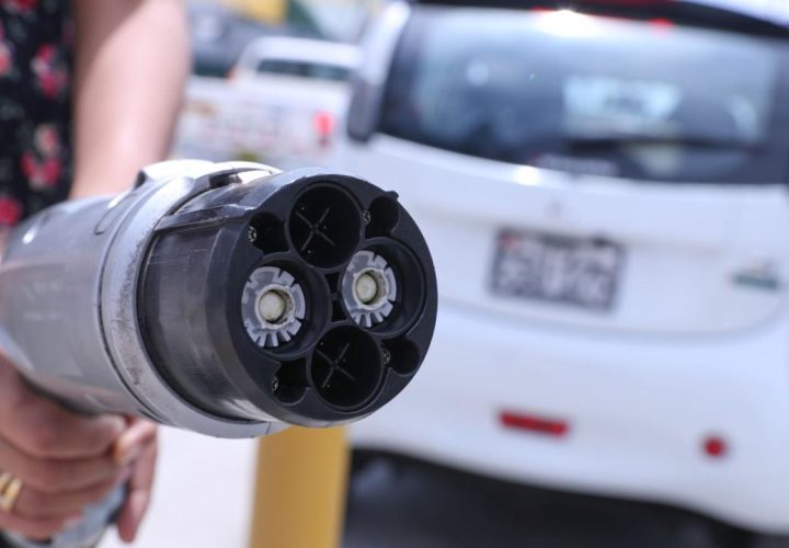Dos automotrices chinos interesados en sustituir combis y taxis por vehículos eléctricos en Perú