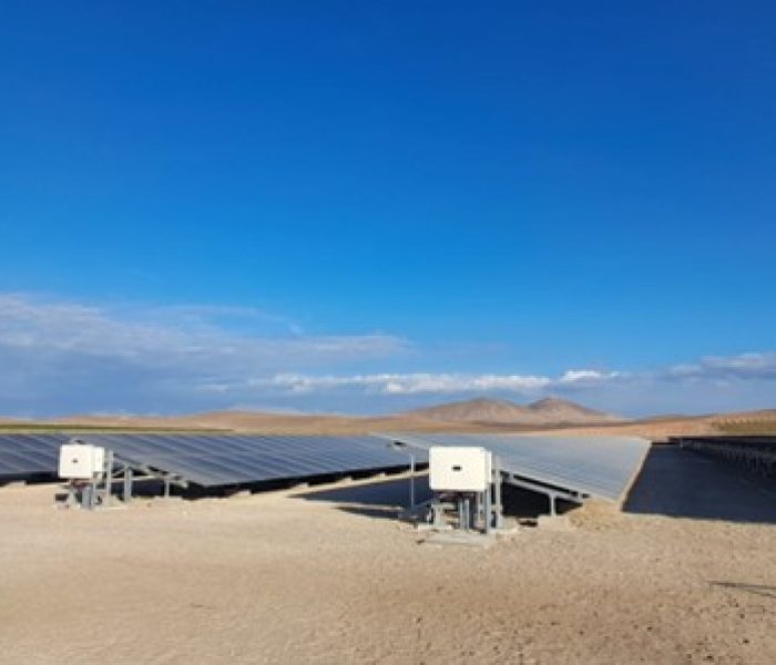 Instalan planta solar de 1,070 megavatios-hora en campo de uvas en Ica