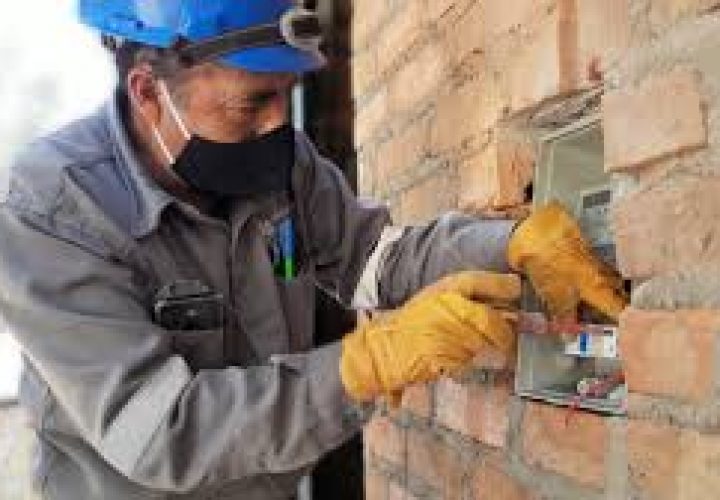 Instalarán conexiones eléctricas gratuitas a 400 familias de escasos recursos en tres provincias