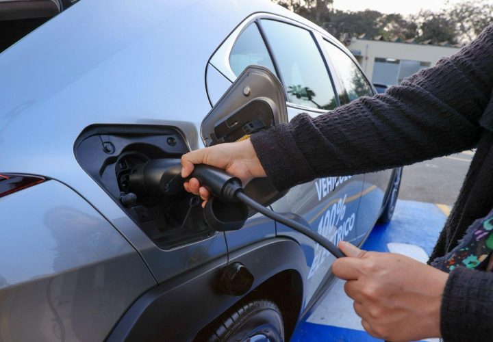 Minem probará cuán eficiente es el auto eléctrico de Toyota para masificar su uso en sector público