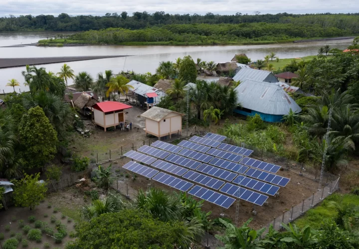 Paneles-Solares_Amazonia-Peruana_Profonanpe-scaled