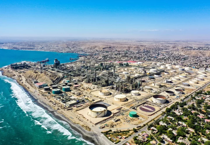 Perú mantiene conversaciones para procesar petróleo de Ecuador en la Refinería de Talara