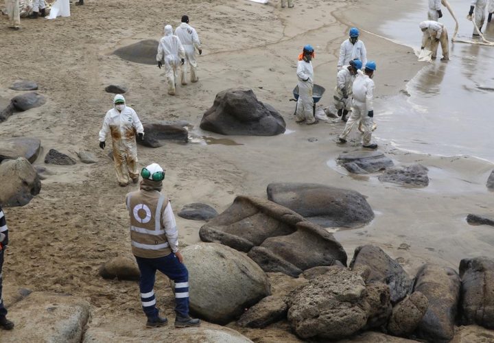 Petroperú deberá limpiar el área afectada por el derrame en playa de Talara en máximo 15 días