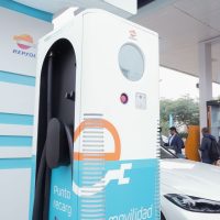 Repsol inaugura su primera electrolinera en Perú que cargará vehículos en cuestión de minutos