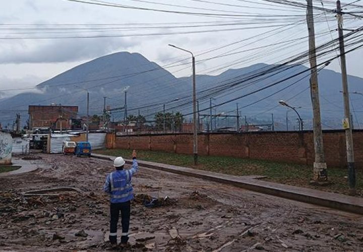 Supervisan infraestructura eléctrica y estaciones de combustibles tras huaycos en Huánuco