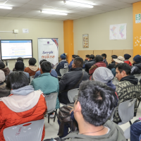 Trabajadores de construcción civil aprenden sobre riesgos eléctricos con capacitación de Electro Puno