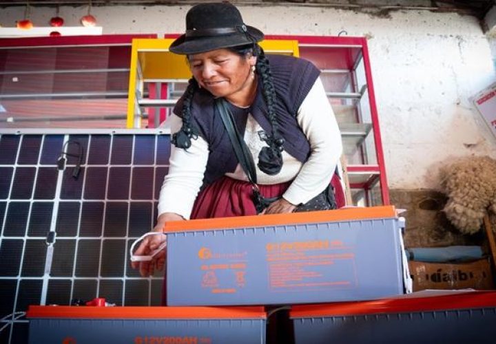 gore arequipa paneles solares mujeres
