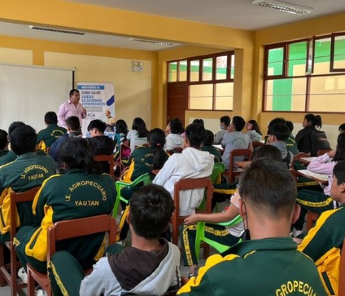 Capacitan a escolares en curso taller sobre diseño de sistemas fotovoltaicos residenciales y comerciales en Ancash